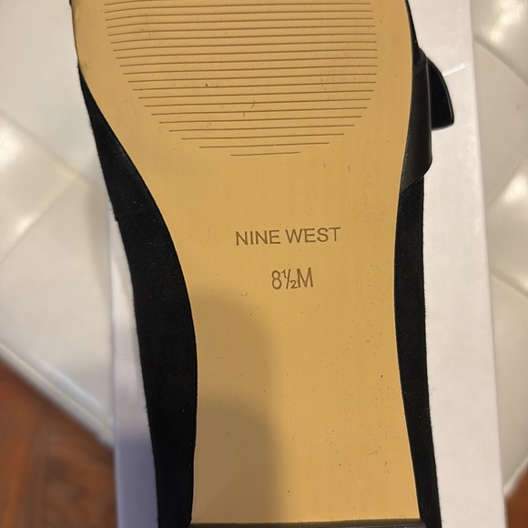 ￼ Shoes - Picture 3 of 7